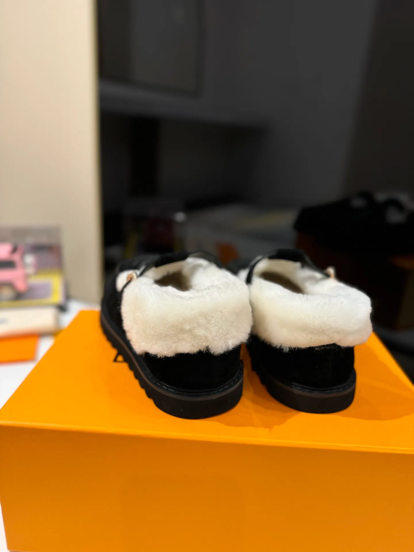 👟👟Ex-factory price 560👟👟 Louis Vuitton lv louis vuott…on fw24 new arrival～The latest furry slippers for autumn and winter🏂🏂 This pair of furry slippers is also very good-looking! The leather ones are very high-end! ! !Paired with denim shorts in autumn and winter, it’s perfect! Put it on and you will instantly have your ideal height! 😍 A favorite style, with fashion elements, the appearance of the upper is full of nobility. Wearing it can always show off the fashionable charm of women. It is fashionable but not too showy. The high-end beef tendon on the upper and the Lvjia letter buckle are so beautiful. ✅Upper: imported high-end frosted/cow leather ✅Outsole: original outsole ✅Inner lining: imported real wool ✅Size: 35-42 (41.42 customized, non-returnable) ✅Packaging: full set of original drawer box